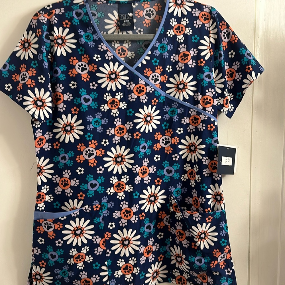 Zoe + Chloe scrub top small
